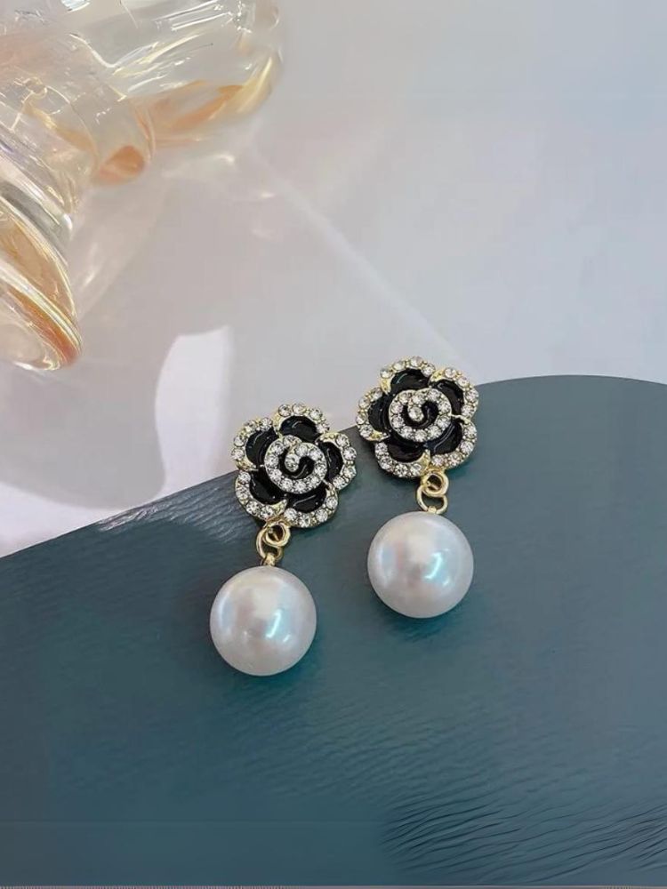 Black Flower Pearl Dangler