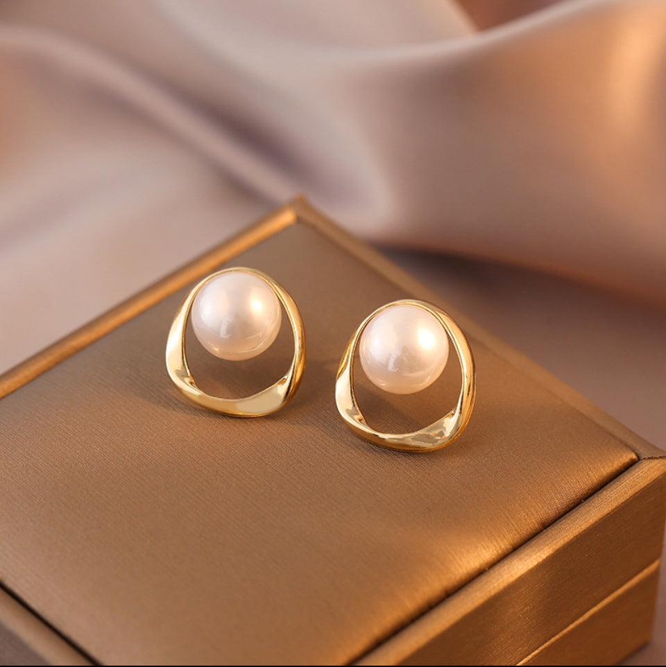 Golden Orbit Studs