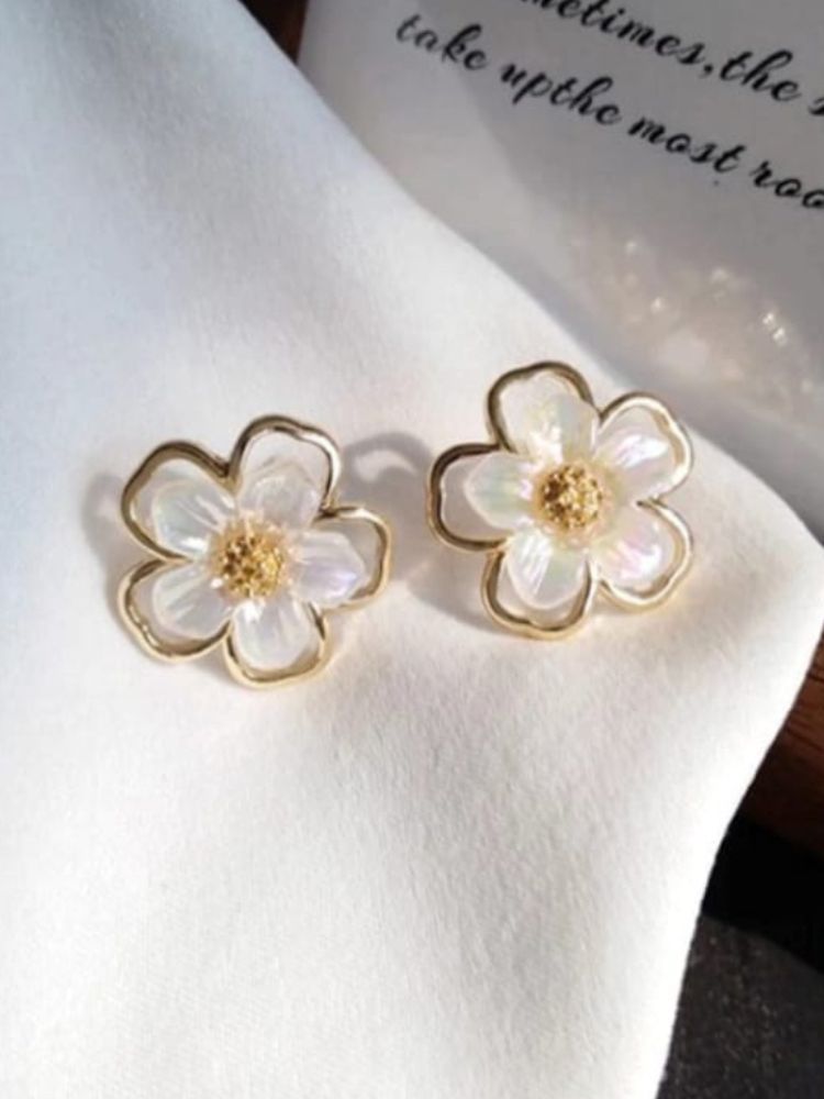 White Daffodil Studs